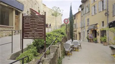 Mougins, Fransa - 10 Nisan 2025: Bir kafenin girişinde sergilenen menüyü kapat