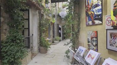 Mougins, Fransa - 10 Nisan 2025: Şehrin sokaklarında sergilenen çok sayıda sanat eseri