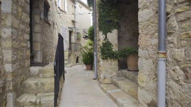 Mougins, Fransa - 10 Nisan 2025: Şehrin dar sokaklarındaki birden fazla bitkinin görüntüsü