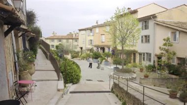 Mougins, Fransa - 10 Nisan 2025 Bulutlu bir günde şehrin tuhaf sokaklarının görüntüsü