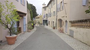 Mougins, Fransa - 10 Nisan 2025 Bulutlu bir günde şehrin tuhaf sokaklarının görüntüsü