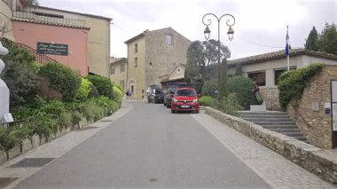 Mougins, Fransa - 10 Nisan 2025 Bulutlu bir günde yolun kenarına park etmiş arabaların görüntüsü