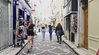 Antibes, Fransa - 27 Nisan 2025: Güneşli bir günde insanlar şehrin sokaklarında yürüyor