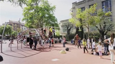 Antibes, Fransa - 27 Nisan 2025: Güneşli bir günde çocuklar oyun alanında oynuyorlar