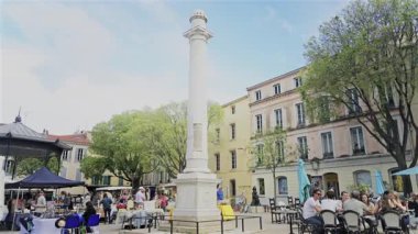 Antibes, Fransa - 27 Nisan 2025: İnsanlar sokakta teraslarda oturuyor