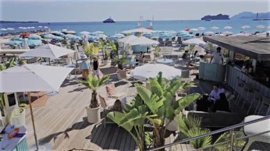 Cannes, Fransa - 28 Nisan 2025 Plaj restoranında oturan insanların görüntüsü