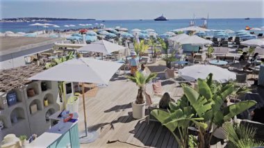 Cannes, Fransa - 28 Nisan 2025 Plaj restoranında oturan insanların görüntüsü