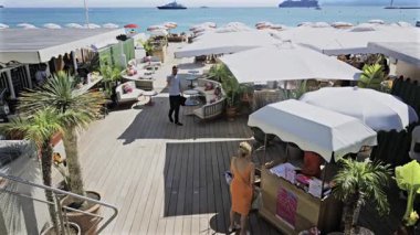 Cannes, Fransa - 28 Nisan 2025 Plaj restoranında oturan insanların görüntüsü