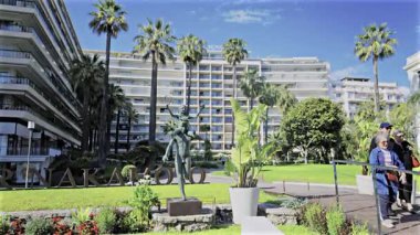 Cannes, Fransa - 29 Nisan 2025: Mondrian Oteli 'nin avlusunda yürüyen insanlar