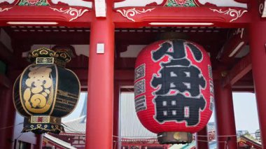 Asakusa, Tokyo, Japonya 'daki Senso-ji tapınağına kağıt fenerler asın. Çeviri: Kobuna Kasabası