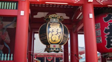 Asakusa, Tokyo, Japonya 'daki Senso ji Tapınağı' nda asılı duran kağıt feneri kapat. Çeviri: Kobuna Kasabası