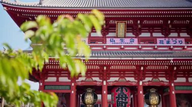 Asakusa, Tokyo, Japonya 'daki Senso-ji tapınağının gündüz manzarası.