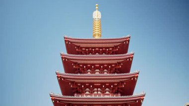 Asakusa, Tokyo ve Japonya 'da mavi gökyüzü olan Senso-ji tapınağının manzarası.