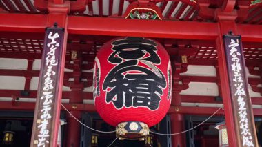 Asakusa, Tokyo, Japonya 'daki Senso-ji tapınağındaki kırmızı feneri kapat. Çeviri: Kobuna Kasabası