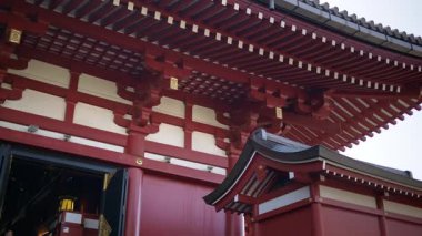 Tokyo, Japonya 'daki Senso-ji Tapınağı' nın gündüz manzarası.