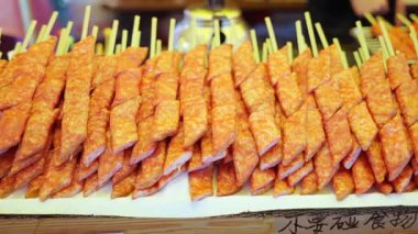 Japonya 'da bir sokak gıda pazarında yengeç şiş yakın