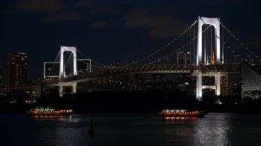 Gökkuşağı Köprüsü manzarası ve Tokyo, Japonya 'da gece şehrin ufuk çizgisi