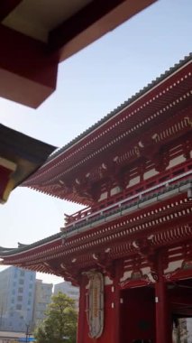 Japonya 'nın Asakusa şehrinde mavi gökyüzü olan Senso-ji tapınağının manzarası. Dikey