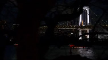 Gökkuşağı Köprüsü manzarası ve Tokyo, Japonya 'da gece şehrin ufuk çizgisi