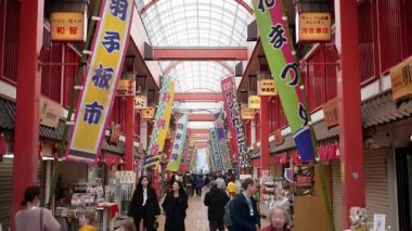 Tokyo, Japonya - 23 Nisan 2025: İnsanlar Asakusa Nishi-sando alışveriş caddesinde gün ışığında yürüyorlar. Tercümesi: 