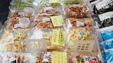 Tokyo, Japonya - 23 Nisan 2025: Japonya 'daki Tsukiji Balık Pazarı' nda satılık plastik poşetlerde farklı kurutulmuş deniz ürünleri