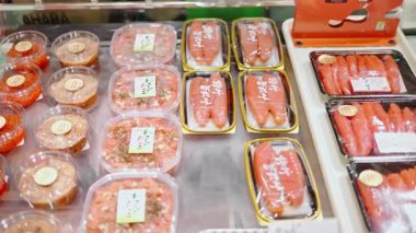 Tokyo, Japonya - 23 Nisan 2025: Japonya 'daki Tsukiji Balık Pazarı' nda birden fazla deniz ürünü türü sergileniyor