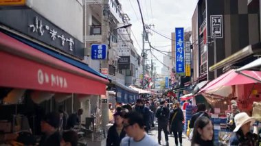 Chuo, Japonya - 23 Nisan 2025: İnsanlar Tsukiji Balık Pazarı 'nda gün ışığında yürüyorlar. Çevirisi: 