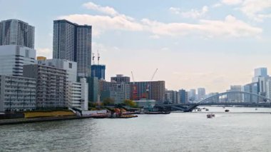 Chuo, Japonya - 24 Nisan 2025: Kachidoki Köprüsü 'nden gün ışığına çıkan binaların görüntüsü