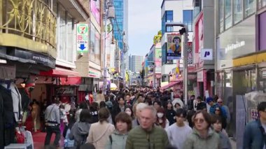 Tokyo, Japonya - 24 Nisan 2025: Gündüz vakti Takeshita alışveriş caddesinde çok sayıda insan yürüyor. Tercümesi: 