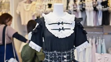 Tokyo, Japonya - 24 Nisan 2025 Takeshita alışveriş caddesinde bir kadın giyim mağazasının içi