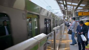Tokyo, Japonya - 24 Nisan 2025: Metro istasyona insanlar bekliyor