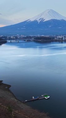 Japonya 'nın Fujikawaguchiko kasabası yakınlarındaki Kawaguchiko Gölü' nün insansız hava aracı görüntüsü.