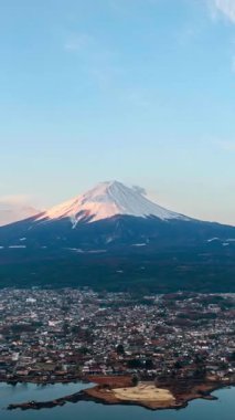 Japonya 'nın Fujikawaguchiko kasabası yakınlarındaki Kawaguchiko Gölü' nün insansız hava aracı görüntüsü.