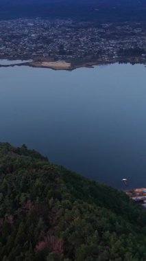 Japonya 'nın Fujikawaguchiko kasabası yakınlarındaki Kawaguchiko Gölü' nün insansız hava aracı görüntüsü.