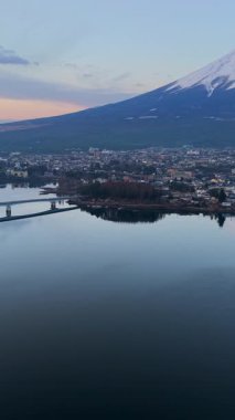 Japonya 'nın Fujikawaguchiko kasabası yakınlarındaki Kawaguchiko Gölü' nün insansız hava aracı görüntüsü.