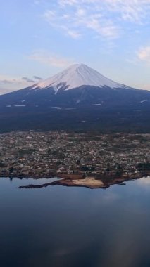 Japonya 'nın Fujikawaguchiko kasabası yakınlarındaki Kawaguchiko Gölü' nün insansız hava aracı görüntüsü.