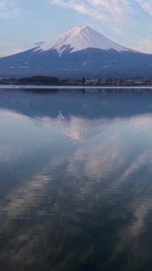 Japonya 'nın Fujikawaguchiko kasabası yakınlarındaki Kawaguchiko Gölü' nün insansız hava aracı görüntüsü.