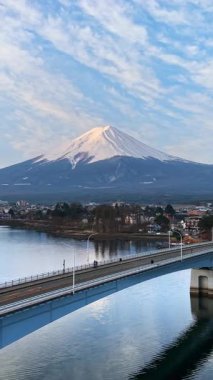 Japonya 'daki Fujikawaguchiko kasabası yakınlarındaki Kawaguchiko-Ohashi köprüsünün insansız hava aracı görüntüsü.