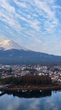 Japonya 'nın Fujikawaguchiko kasabası yakınlarındaki Kawaguchiko Gölü' nün insansız hava aracı görüntüsü.