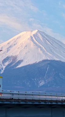 Japonya 'daki Fujikawaguchiko kasabası yakınlarındaki Kawaguchiko-Ohashi köprüsünün insansız hava aracı görüntüsü.