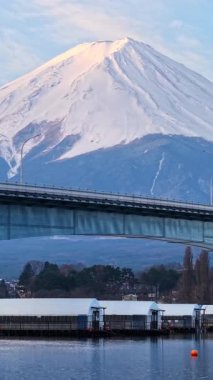 Japonya 'daki Fujikawaguchiko kasabası yakınlarındaki Kawaguchiko-Ohashi köprüsünün insansız hava aracı görüntüsü.