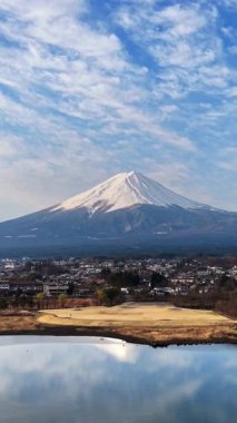 Japonya 'nın Fujikawaguchiko kasabası yakınlarındaki Kawaguchiko Gölü' nün insansız hava aracı görüntüsü.