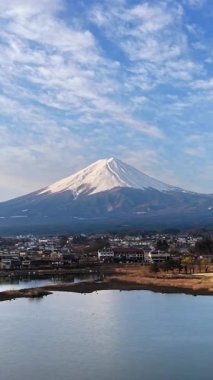Japonya 'nın Fujikawaguchiko kasabası yakınlarındaki Kawaguchiko Gölü' nün insansız hava aracı görüntüsü.