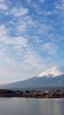 Japonya 'nın Fujikawaguchiko kasabası yakınlarındaki Kawaguchiko Gölü' nün insansız hava aracı görüntüsü.