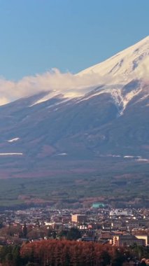 Japonya 'nın Fujikawaguchiko kasabası yakınlarındaki Kawaguchiko Gölü' nün insansız hava aracı görüntüsü.