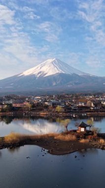 Japonya 'nın Fujikawaguchiko kasabası yakınlarındaki Kawaguchiko Gölü' nün insansız hava aracı görüntüsü.