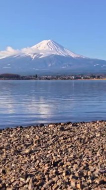 Japonya 'da Kawaguchiko Gölü' nün insansız hava aracı görüntüsü ve arka planda gündüz Fuji Dağı var.