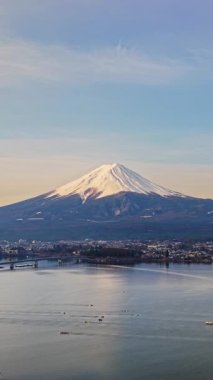 Japonya 'nın Fujikawaguchiko kasabası yakınlarındaki Kawaguchiko Gölü' nde hareket eden gemilerin insansız hava aracı görüntüsü.