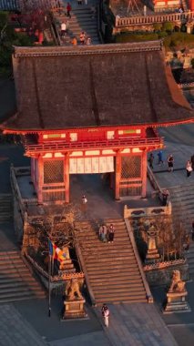 Kyoto, Japonya 'da günbatımında Kiyomizu-dera tapınağının insansız hava aracı görüntüsü.