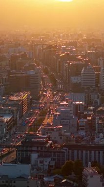 Kyoto, Japonya 'da gün batımında hava aracı görüntüsü